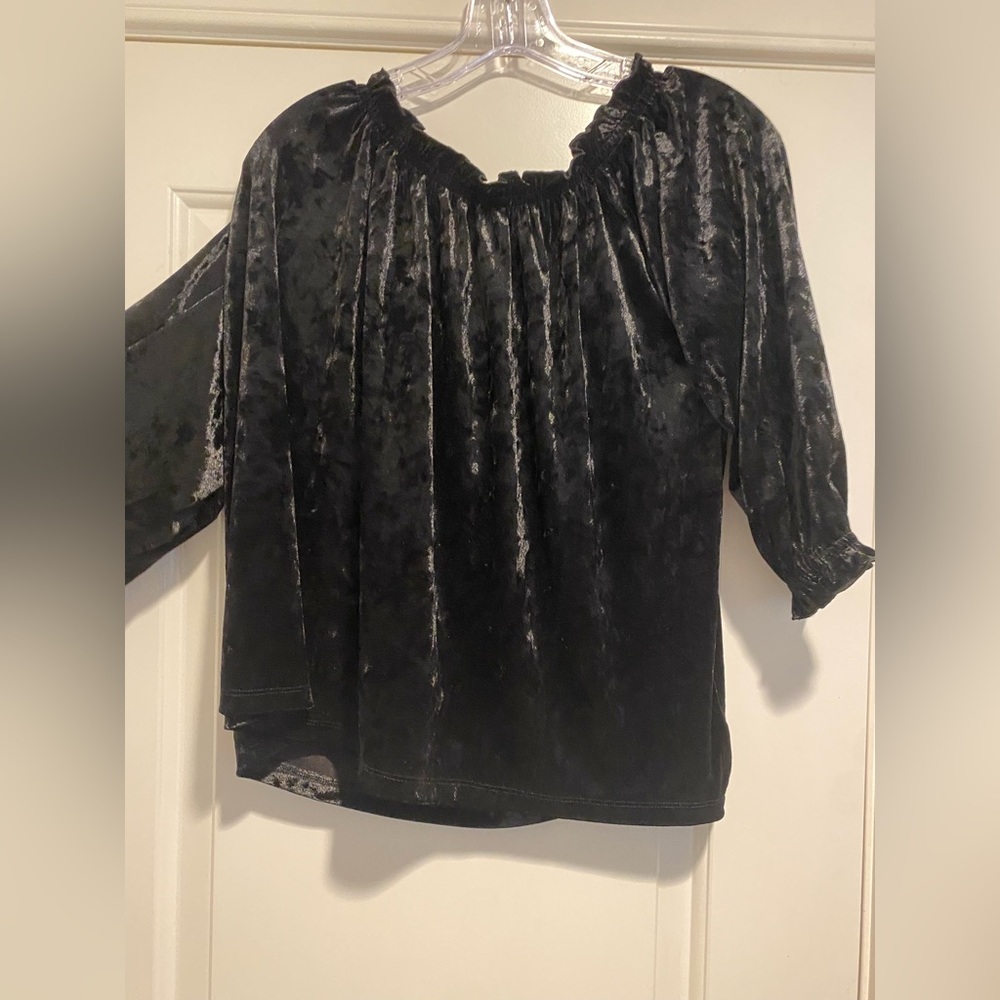 Gap M velvet black 3 quarter shirt